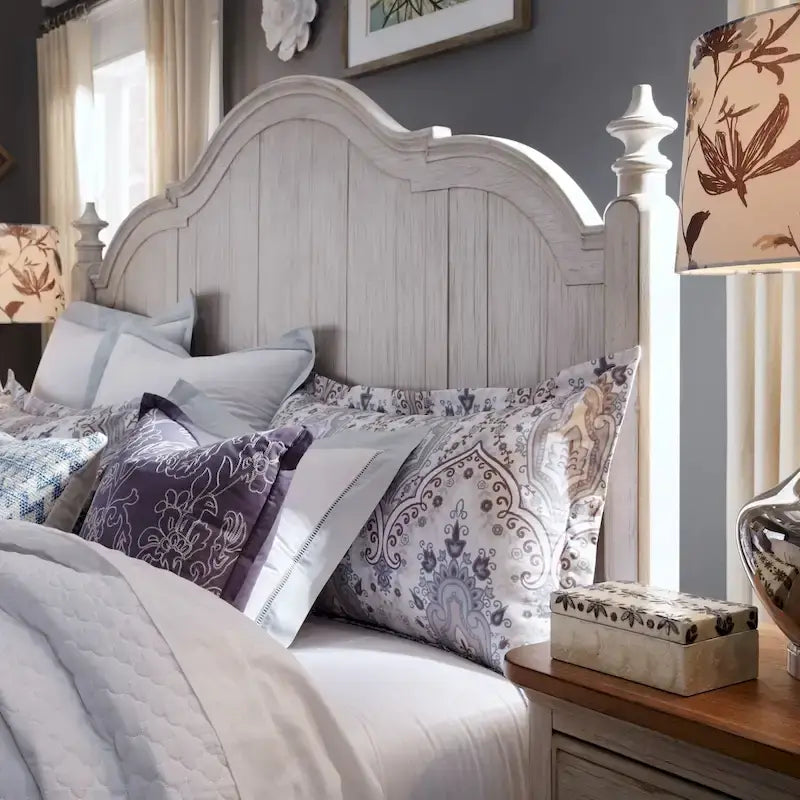 Tête de lit à baldaquin King en châtaignier et blanc antique « Farmhouse Reimagined »